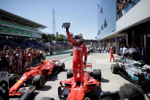 Vettel lewati Hamilton juarai GP F1 Australia Vettel lewati Hamilton juarai GP F1 Australia