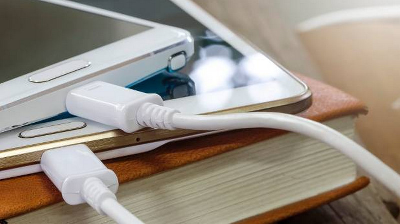 Mau Mudik? Jangan Ngecharge Ponsel di Sembarang Tempat Mau Mudik? Jangan Ngecharge Ponsel di Sembarang Tempat