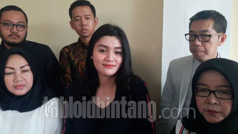 Dituding Berzina dengan Billy Syahputra, Hilda Minta Kriss Hatta Stop Halusinasi Dituding Berzina dengan Billy Syahputra, Hilda Minta Kriss Hatta Stop Halusinasi