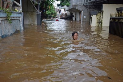 Jakarta Banjir, Sebanyak 2.942 Warga Harus Mengungsi Jakarta Banjir, Sebanyak 2.942 Warga Harus Mengungsi