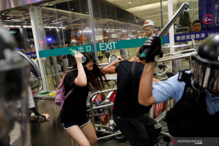 Bentrokan di Bandara Hong Kong Pecah Pascapenerbangan Dihentikan Bentrokan di Bandara Hong Kong Pecah Pascapenerbangan Dihentikan