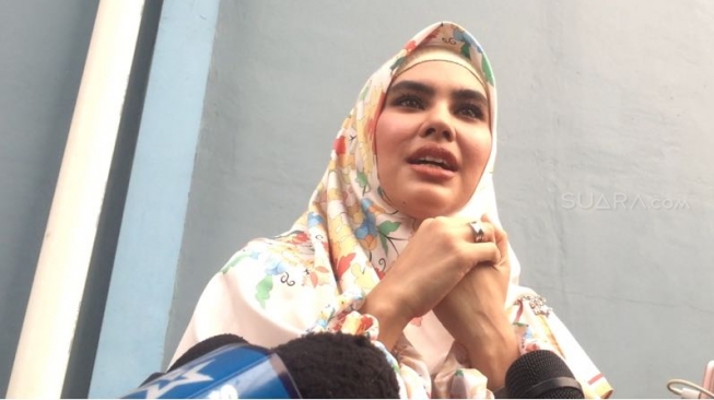 Kartika Putri Tanggapi Kedekatannya dengan Habib Usman bin Yahya Kartika Putri Tanggapi Kedekatannya dengan Habib Usman bin Yahya