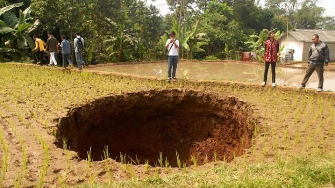 Diameter Lubang Misterius di Sukabumi Terus Bertambah Diameter Lubang Misterius di Sukabumi Terus Bertambah