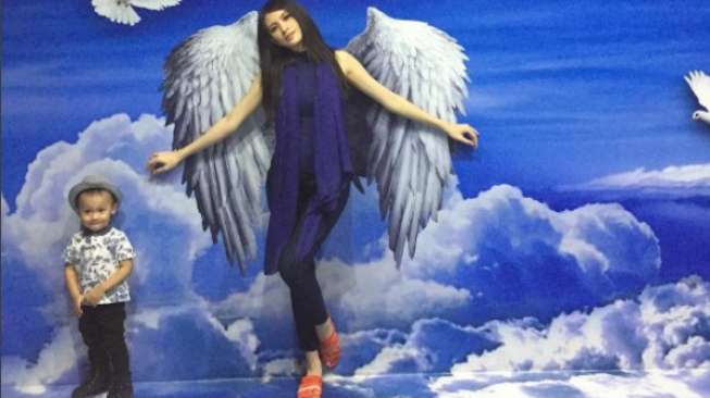 Donita Umumkan Hamil Lima Bulan Donita Umumkan Hamil Lima Bulan