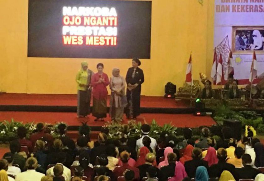  Di Depan Jokowi, Iriana Akting Pacaran dengan Murid SMK 