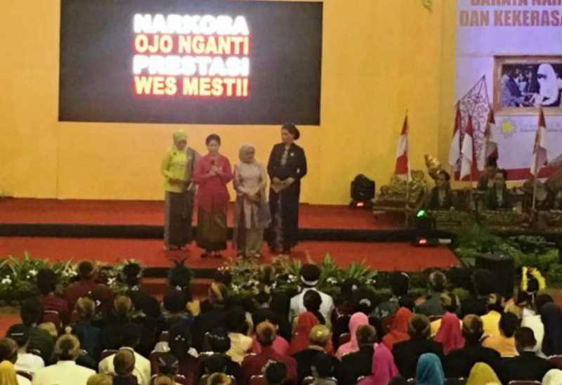 Di Depan Jokowi, Iriana Akting Pacaran dengan Murid SMK Di Depan Jokowi, Iriana Akting Pacaran dengan Murid SMK