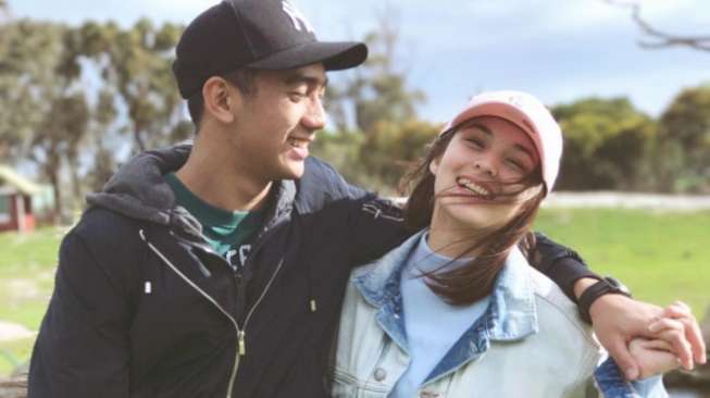 Unggah Foto Dirangkul Daffa, Caption Chelsea Islan Bikin Baper Unggah Foto Dirangkul Daffa, Caption Chelsea Islan Bikin Baper