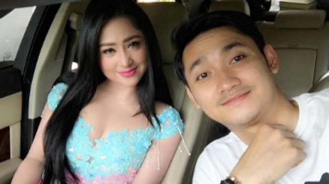 Ini Gaun Pengantin Dewi Perssik saat Menikahi Angga Wijaya Ini Gaun Pengantin Dewi Perssik saat Menikahi Angga Wijaya