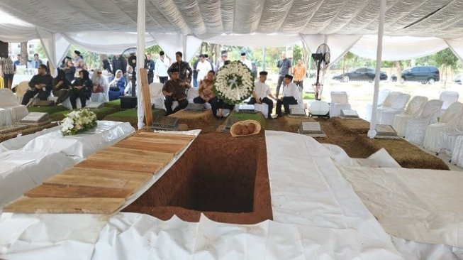 Tak Ada Ibas Saat Pemakaman Ibunda SBY, Hinca: Sedang Tugas ke Luar Negeri