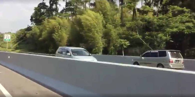 Viral, Mobil Lawan Arah di Jalan Tol