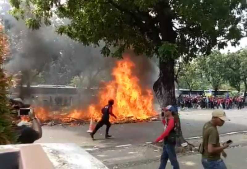 Massa Buruh Bakar Karangan Bunga Ahok-Djarot 