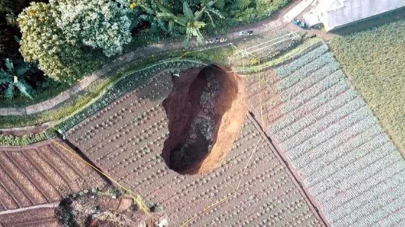 Lubang Raksasa Sukabumi Disebut Tak Terjadi Lagi Saat Kemarau Lubang Raksasa Sukabumi Disebut Tak Terjadi Lagi Saat Kemarau