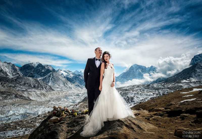 Pasangan Ini Menikah di Puncak Everest, Foto-Fotonya Bikin Ngiri Pasangan Ini Menikah di Puncak Everest, Foto-Fotonya Bikin Ngiri