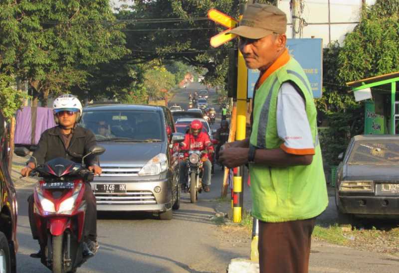 Kakek-Nenek Ini 28 Tahun Jaga Perlintasan Kereta Api Kakek-Nenek Ini 28 Tahun Jaga Perlintasan Kereta Api