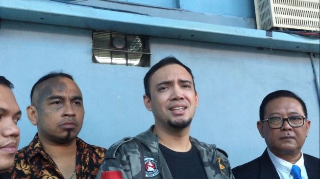 Sandy Tumiwa Nangis Tak Bisa Bertemu Anak Sandy Tumiwa Nangis Tak Bisa Bertemu Anak