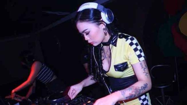 DJ Martha Barbie Dianiaya Pria Mabuk saat Tolong Pengojek Online DJ Martha Barbie Dianiaya Pria Mabuk saat Tolong Pengojek Online
