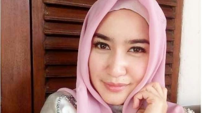 Ingat Mantan Istri Ferry Maryadi? Kini Tambah Cantik dengan Hijab