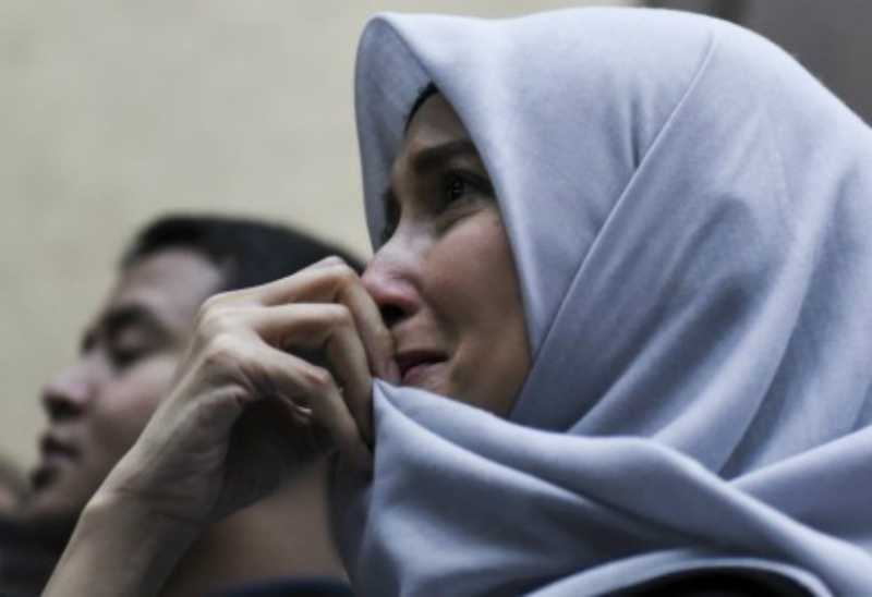 Inneke Koesherawati Menangis Suaminya Divonis 2,8 Tahun Penjara Inneke Koesherawati Menangis Suaminya Divonis 2,8 Tahun Penjara