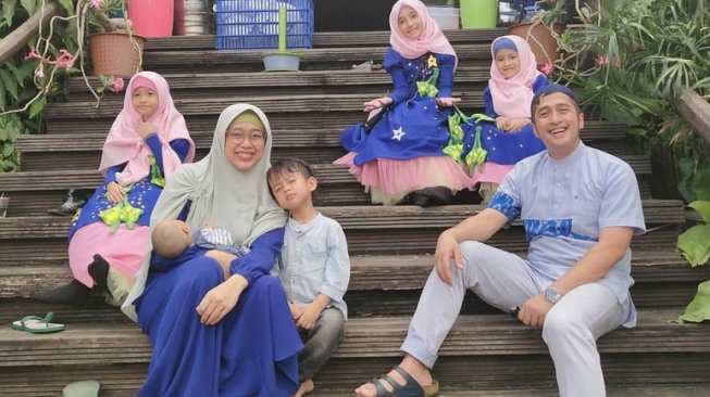 6 Artis Ini Punya Banyak Anak, Ramai Banget Deh Keluarganya! 6 Artis Ini Punya Banyak Anak, Ramai Banget Deh Keluarganya!