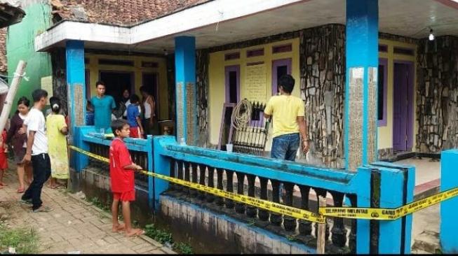 Geger, Asap dan Hawa Panas Menyembul dari Lantai Rumah Samani Geger, Asap dan Hawa Panas Menyembul dari Lantai Rumah Samani