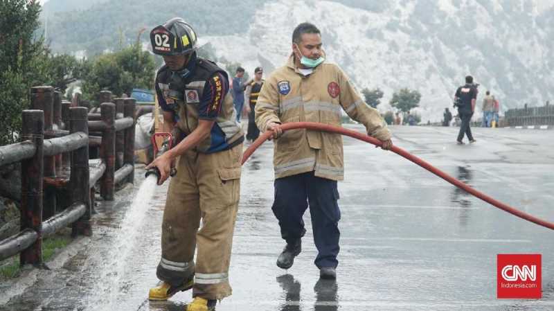 Petugas Gabungan Bersihkan Abu Sisa Erupsi Tangkuban Parahu