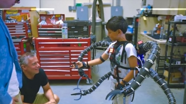 Jutawan Bitcoin Ini Bikin Lengan Robot Musuh Spiderman