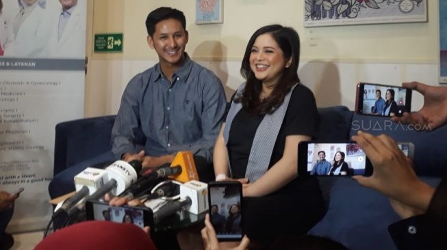 Pacaran dengan Artis, 5 Sosok Ini Mendadak Terkenal Pacaran dengan Artis, 5 Sosok Ini Mendadak Terkenal