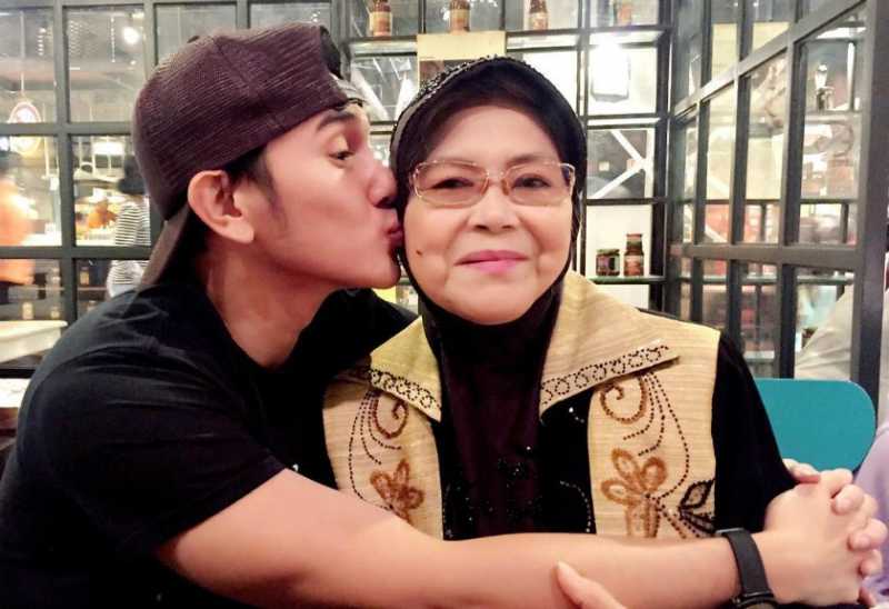 Manis Banget Kedekatan 5 Artis Ganteng dan Sang Bunda Manis Banget Kedekatan 5 Artis Ganteng dan Sang Bunda