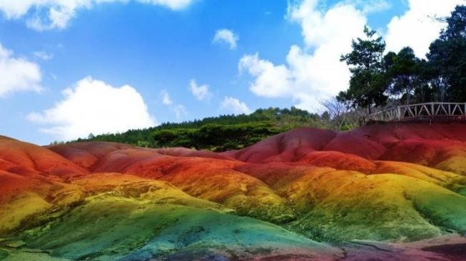 Bukit Pasir dengan Warna-warni, Fenomena Geologi Langka di Dunia