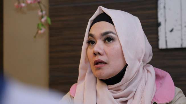 Sarita Duga Mucikari Kenalkan Suami dengan Jennifer Dunn Sarita Duga Mucikari Kenalkan Suami dengan Jennifer Dunn