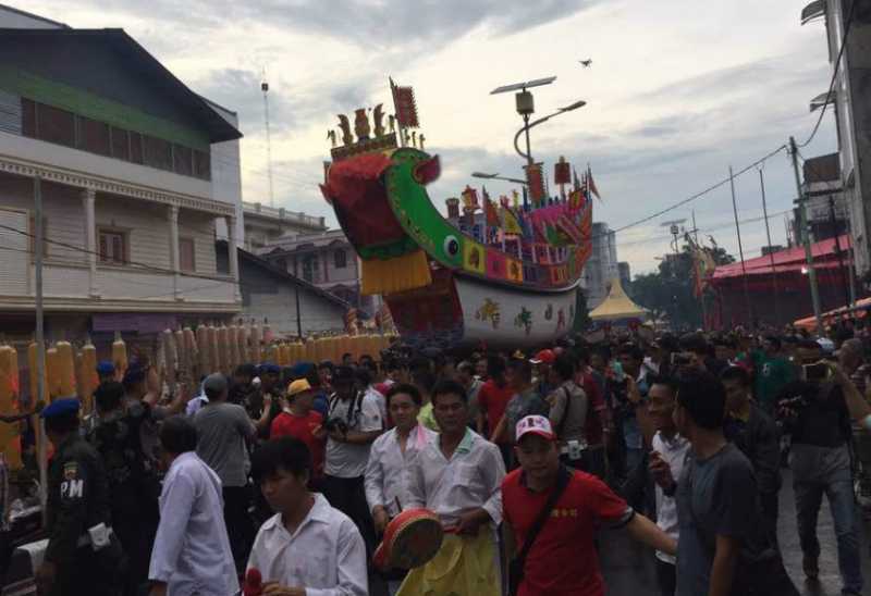  Antusias, Wisatawan Berebut Angkat Kapal Tongkang 