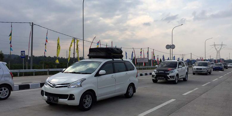 Mobil Pelat B Padati Gerbang Tol Salatiga 