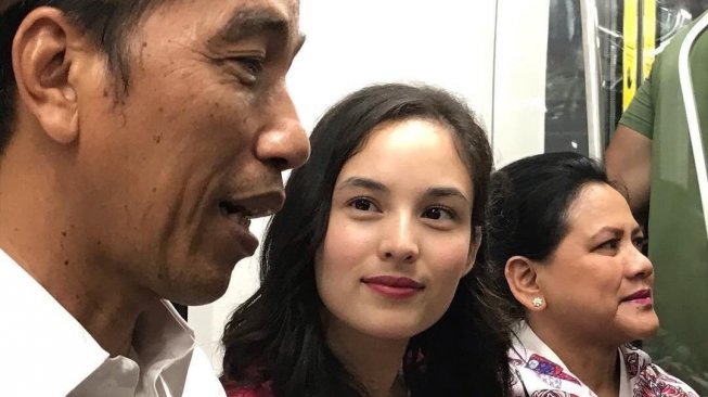 Tatapan Chelsea Islan ke Jokowi Bikin Netizen Rontok