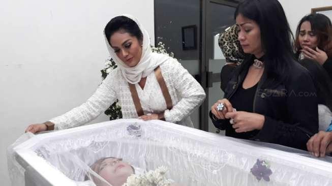 Diajak Bicara, Jenazah Yana Zein Menangis dan Mengernyitkan Dahi Diajak Bicara, Jenazah Yana Zein Menangis dan Mengernyitkan Dahi