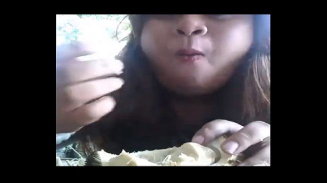 Astaga, Perempuan Ini Makan Durian Plus Bijinya! Astaga, Perempuan Ini Makan Durian Plus Bijinya!
