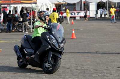 Teknik Menikung yang Tepat di Jalan Raya