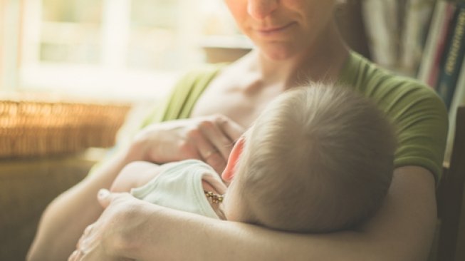 Dokter Cantik Menyusui Bayi Malang karena Ibunya Koma Setelah Melahirkan