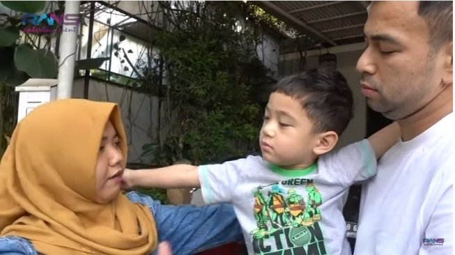 Rafathar Tak Henti Peluk dan Cium Pengasuhnya yang Akan Pulang Kampung Rafathar Tak Henti Peluk dan Cium Pengasuhnya yang Akan Pulang Kampung