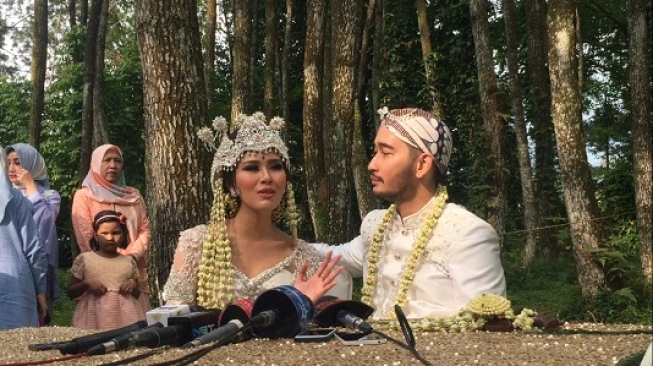 Deretan Artis Ini Hujan-hujanan Hadiri Resepsi Syahnaz - Jeje Deretan Artis Ini Hujan-hujanan Hadiri Resepsi Syahnaz - Jeje