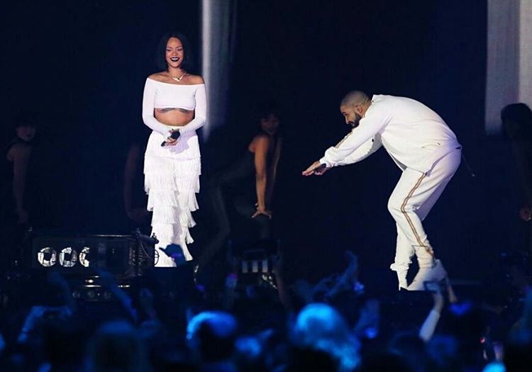 Drake Rayakan Ulang Tahun Rihanna di Atas Panggung Drake Rayakan Ulang Tahun Rihanna di Atas Panggung
