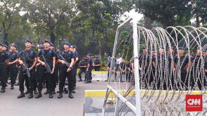 Polisi Kembali Gunakan Pengamanan Empat Lapis Jaga Gedung MK Polisi Kembali Gunakan Pengamanan Empat Lapis Jaga Gedung MK