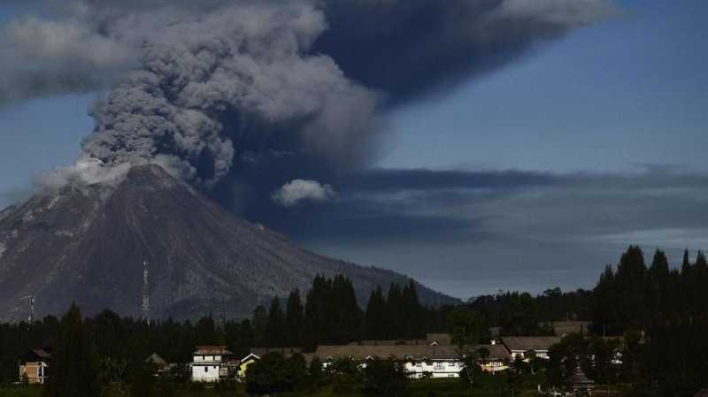 Sinabung Erupsi, Tinggi Kolom Abu Capai 7.000 Meter Sinabung Erupsi, Tinggi Kolom Abu Capai 7.000 Meter