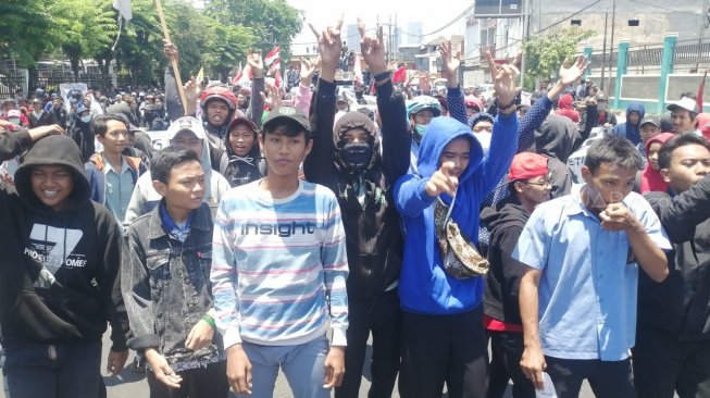 Ratusan Anak STM Ditangkap saat Mau Demo ke Jakarta Ratusan Anak STM Ditangkap saat Mau Demo ke Jakarta