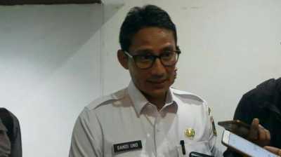 Sandiaga Sambil Lari Sidak Pemotor di Trotoar