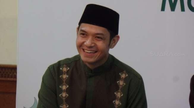 Dude Harlino Mengepel Lantai Masjid Sunda Kelapa