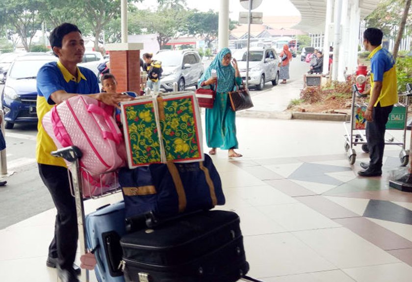  Hore, Layanan Porter di Bandara Soekarno - Hatta di Gratiskan 