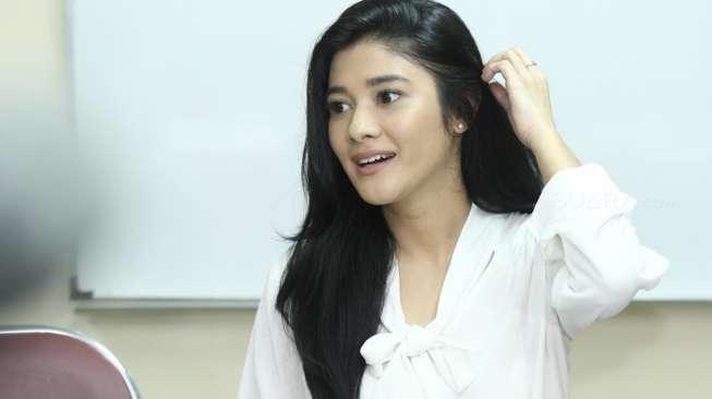 Naysila Mirdad Bakal Jadi Perempuan "Ndeso" dan Nekat Naysila Mirdad Bakal Jadi Perempuan "Ndeso" dan Nekat