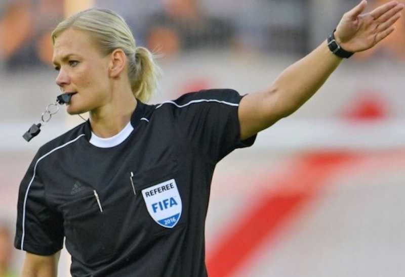  Mantan Polwan Cantik ini Jadi Wasit Wanita Pertama di Liga Jerman 