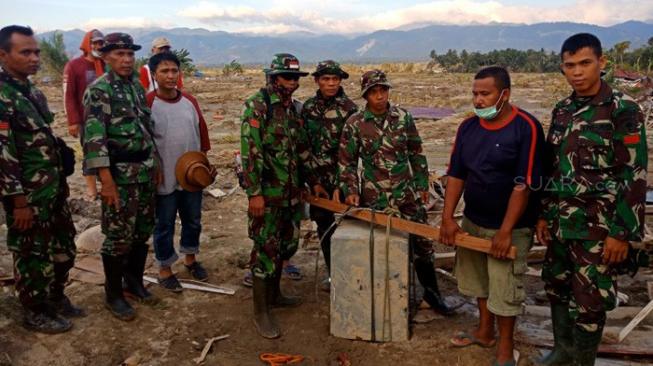 Cari Korban Gempa Sulteng, TNI Temukan Uang Tunai Rp 1 Miliar