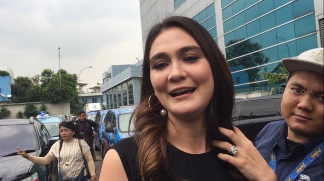 Nyanyi Lagu tentang Pelakor, Luna Maya Menangis?